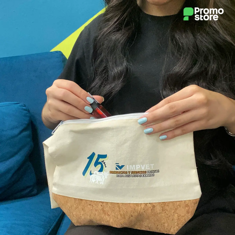 Vista previa de Cosmetiquera de lienzo con corcho 2